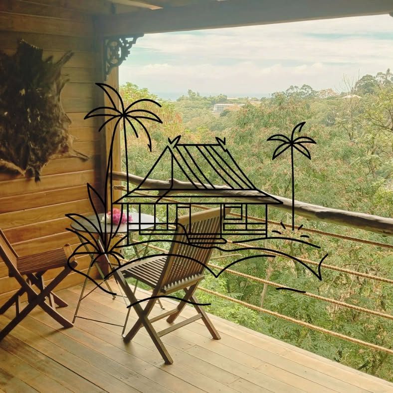 Terrasse en bois avec chaises pliantes, vue sur la forêt